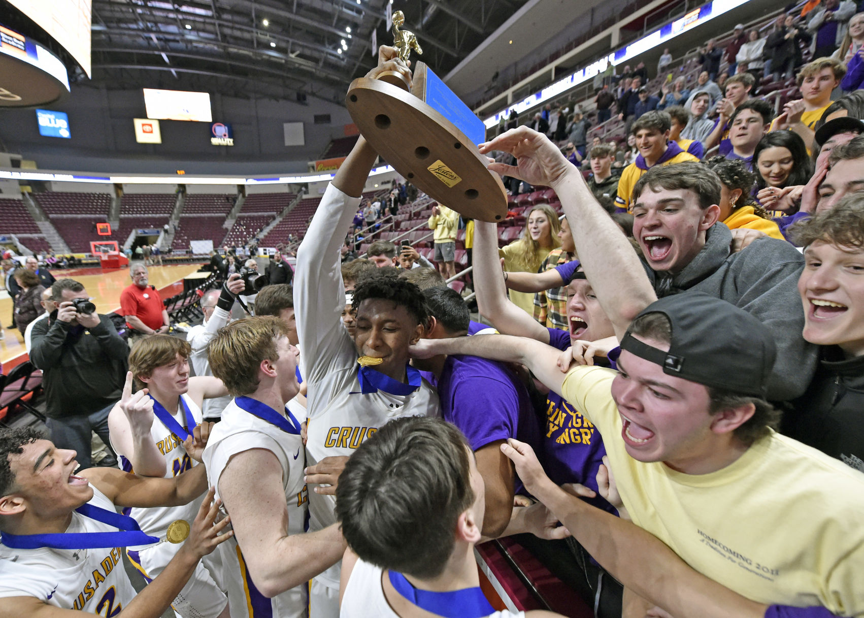 Lancaster Catholic boys claim District 3 Class 4A gold on David Kamwanga's buzzer-beating jumper in overtime